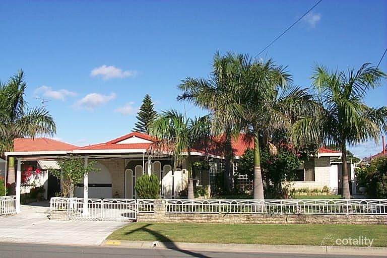 8 Grant Pl, Broadbeach Waters, QLD 4218