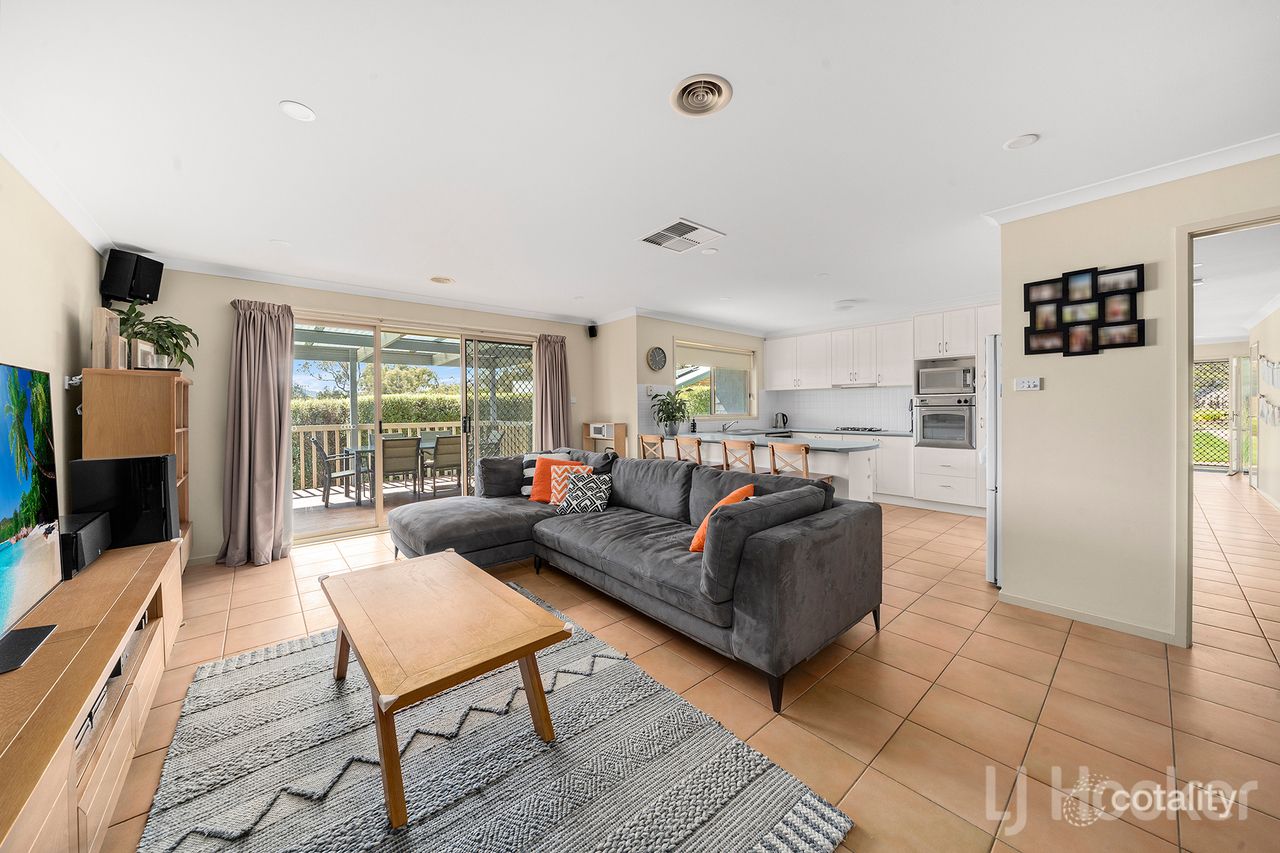 11 Magnolia Cl, Jerrabomberra, NSW 2619