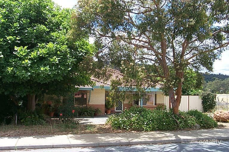 32 Page Rd, Kelmscott, WA 6111