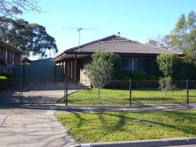 4 Blaxland Rd, Melton South, VIC 3338