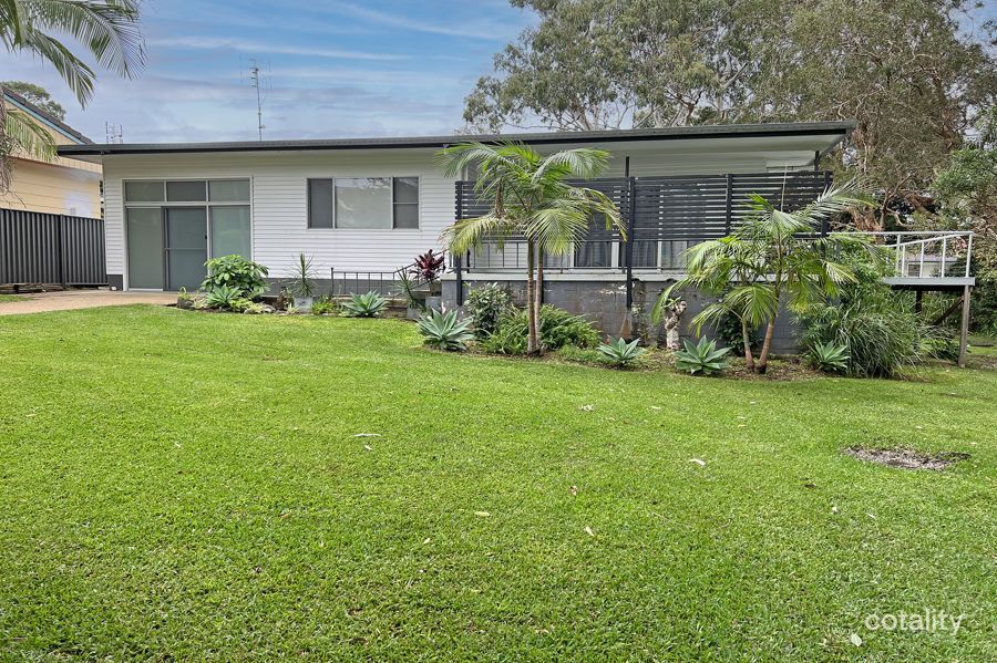 13 Lakeside Dr, Sapphire Beach, NSW 2450