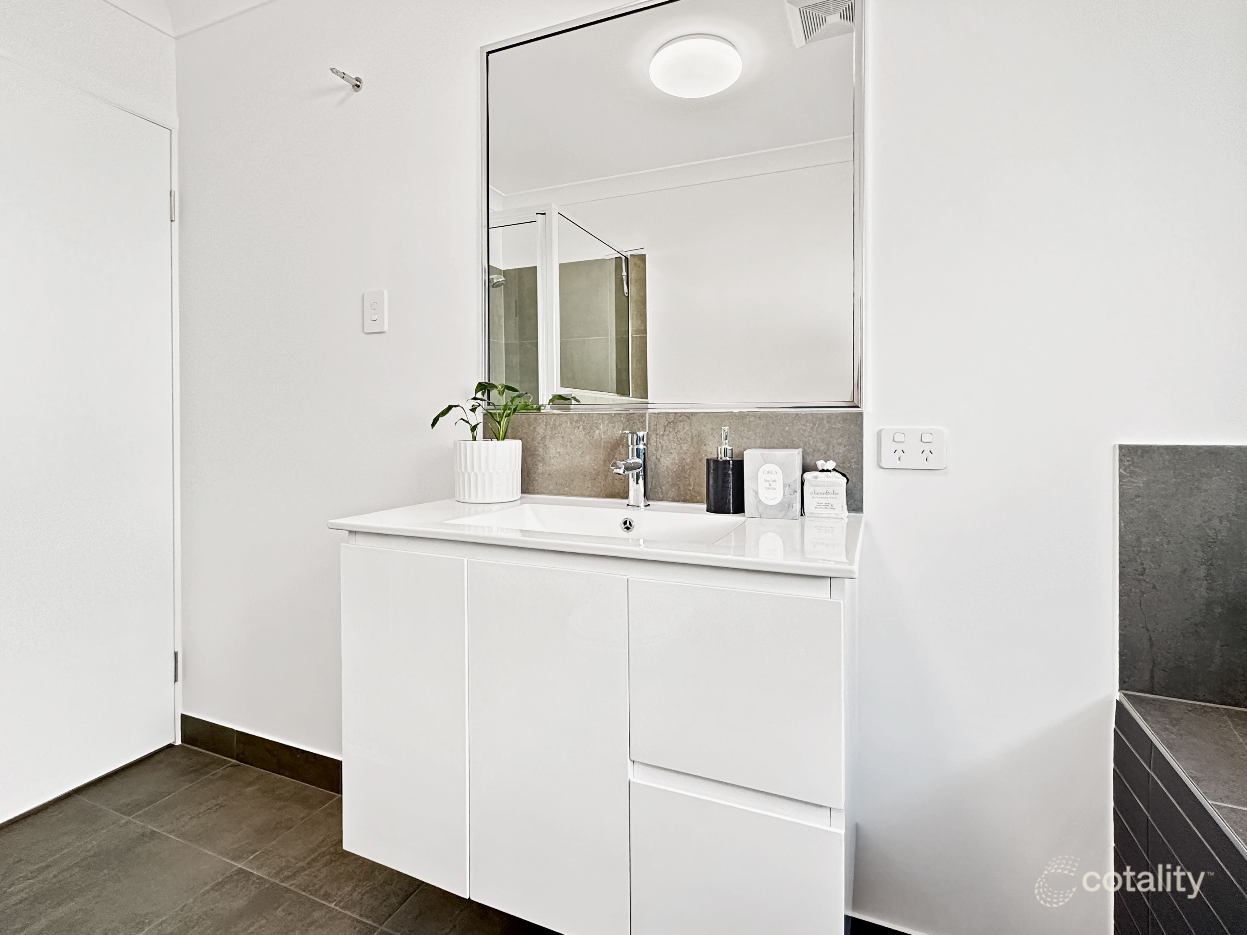 4 Peak Cct, Cosgrove, QLD 4818