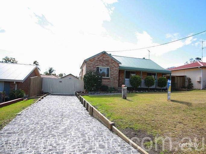 32 Russell St, The Oaks, NSW 2570