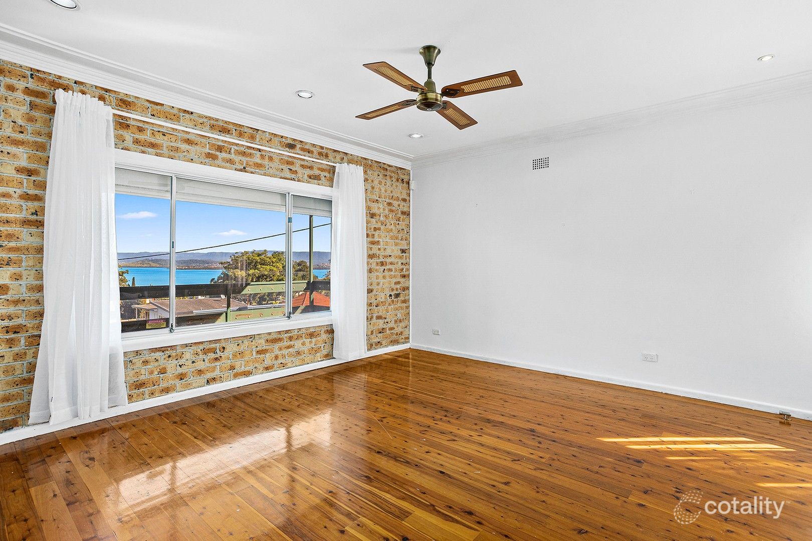 8 Gloria Cres, Lake Heights, NSW 2502