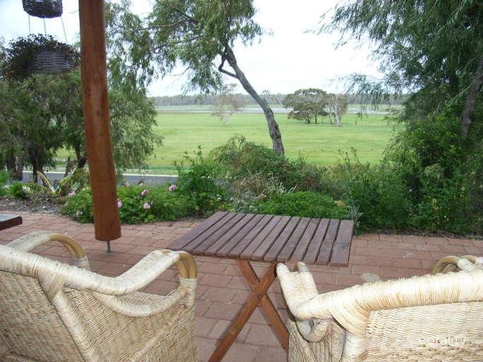 2 Koomal Cl, Peppermint Grove Beach, WA 6271