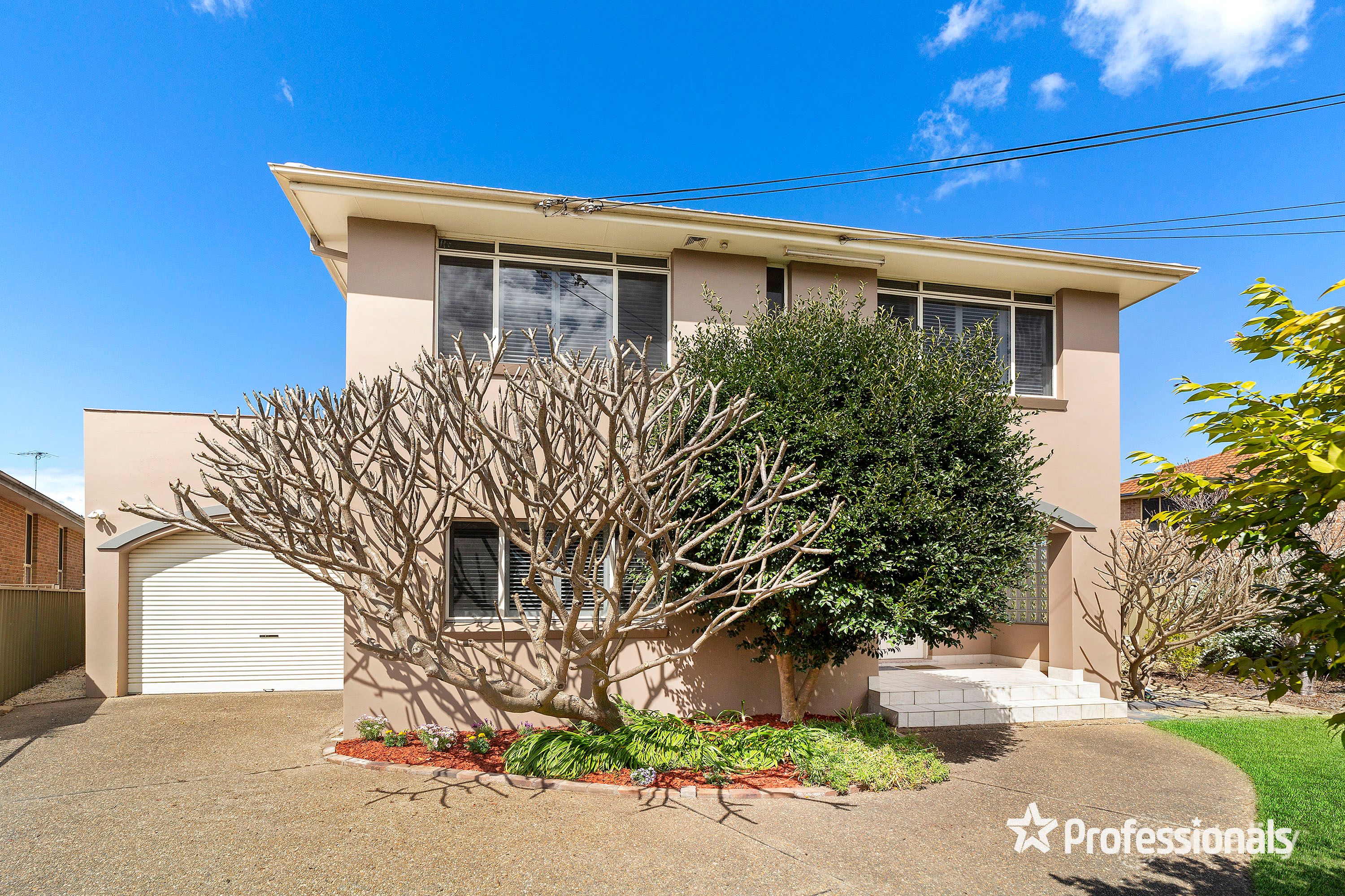 871 Henry Lawson Dr, Picnic Point, NSW 2213