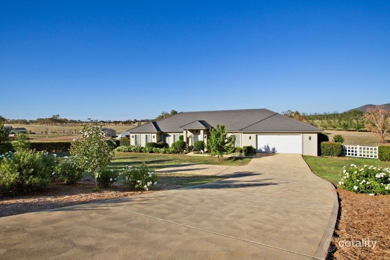 39 Robert Hoddle Gr, Bombira, NSW 2850