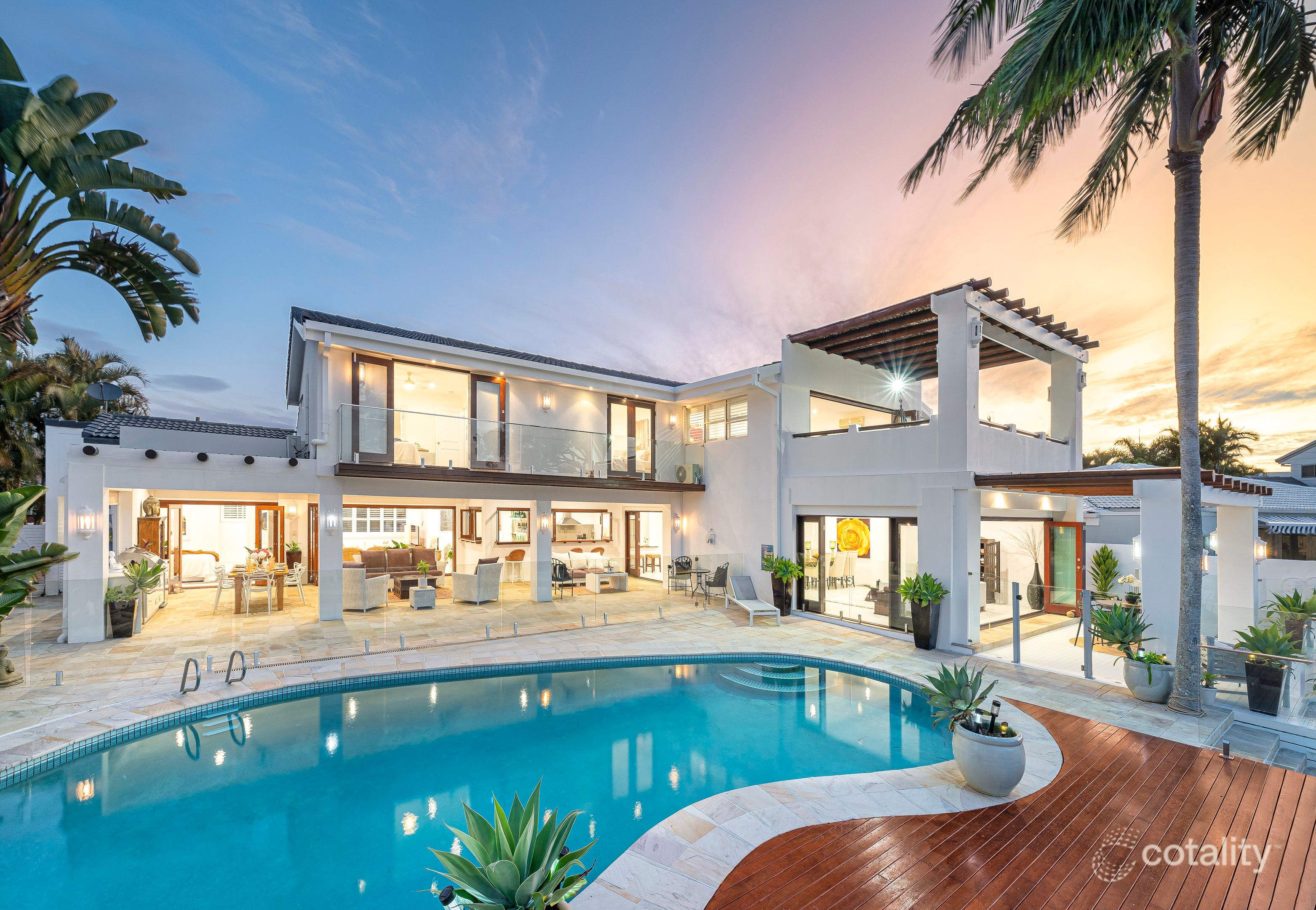 8 River Cres, Broadbeach Waters, QLD 4218