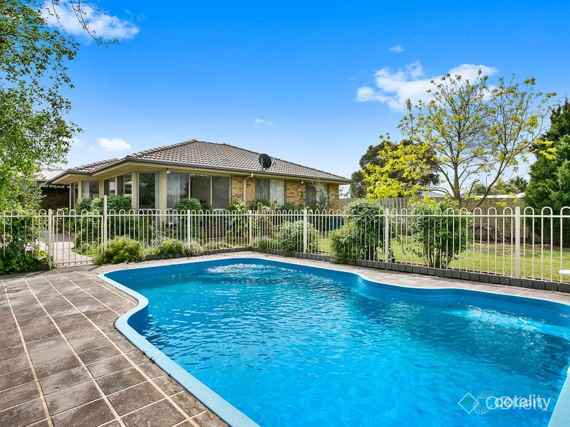 8 Emarald Cl, Mornington, VIC 3931