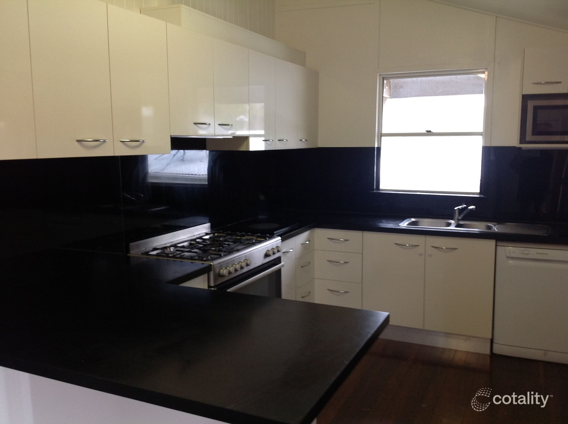 29 Raglan St, Mount Larcom, QLD 4695