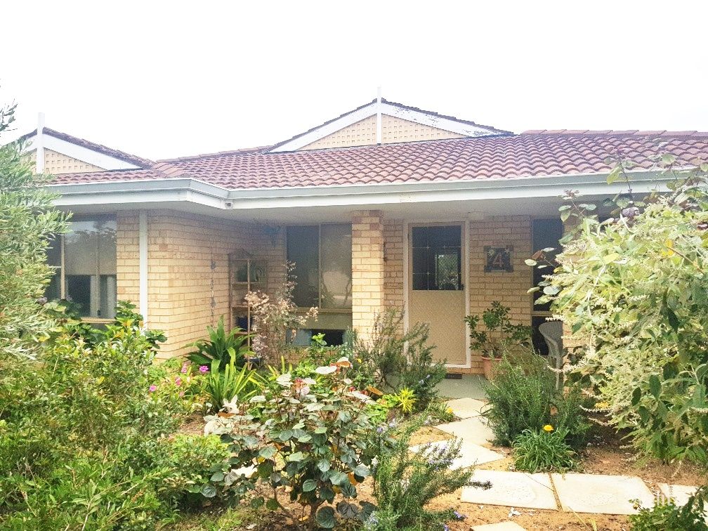 4 Morcombe Rd, Leeman, WA 6514