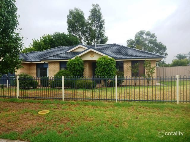 2/1 Post Pl, Lake Albert, NSW 2650