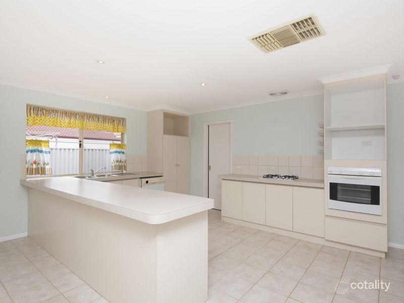 2 Brown Cres, Seville Grove, WA 6112