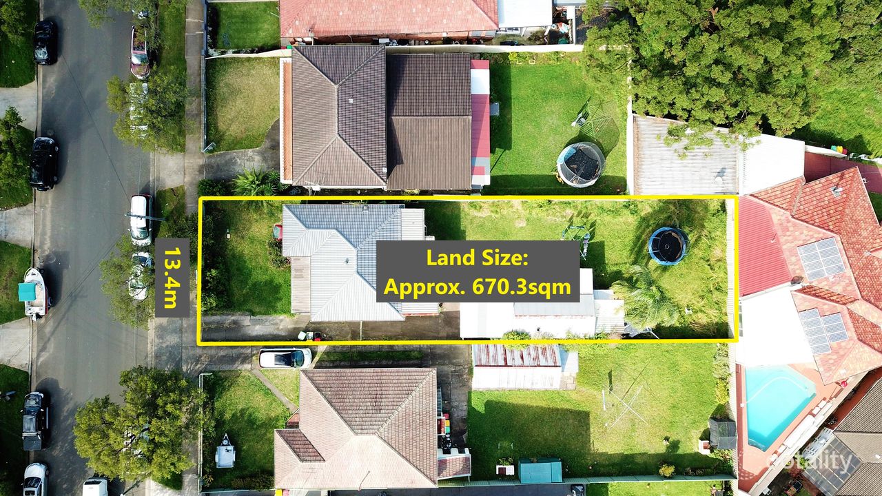 8 Greenacre Rd, Greenacre, NSW 2190