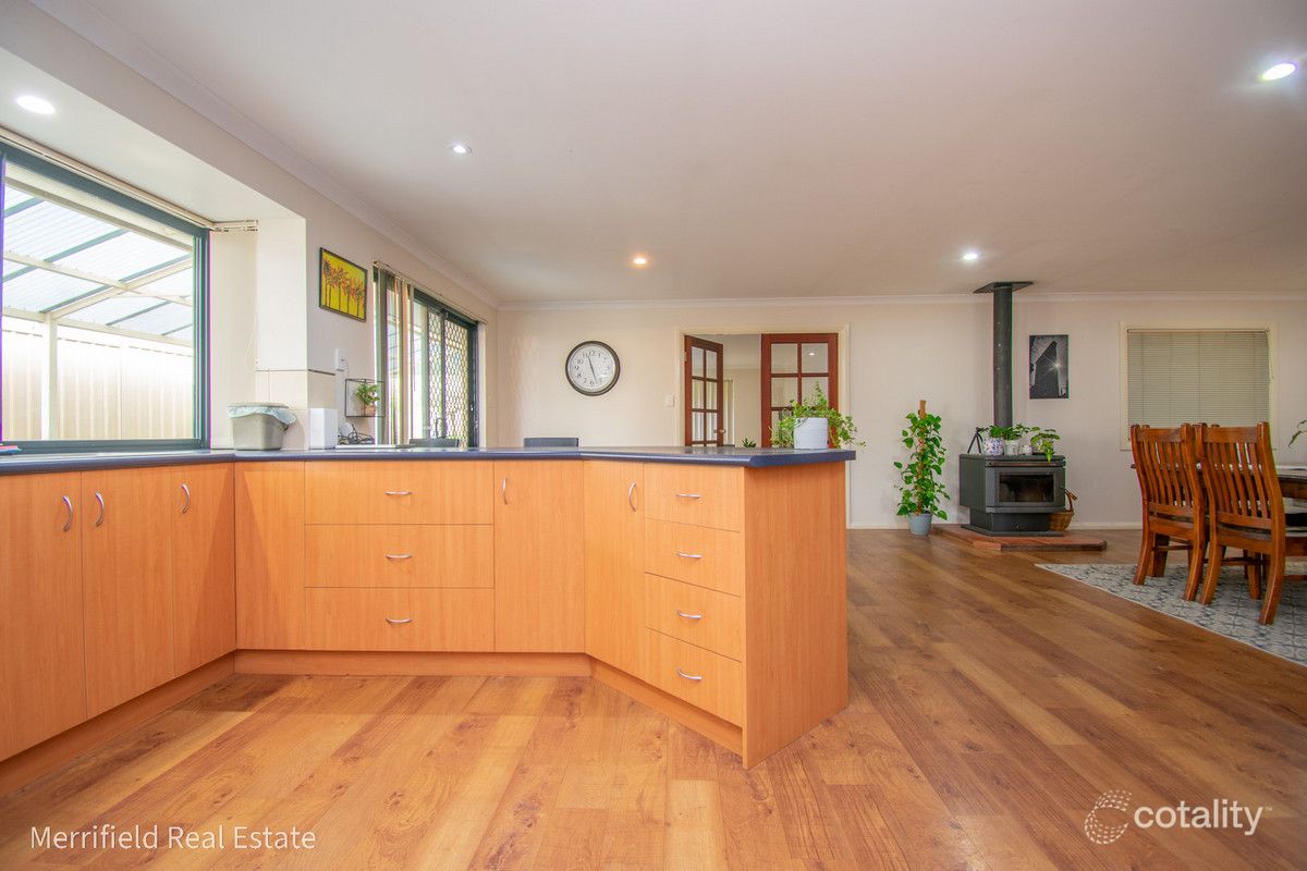 6 Pyrus Gdns, Yakamia, WA 6330