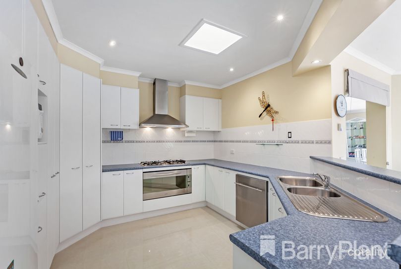 8 Black Falcon St, South Morang, VIC 3752