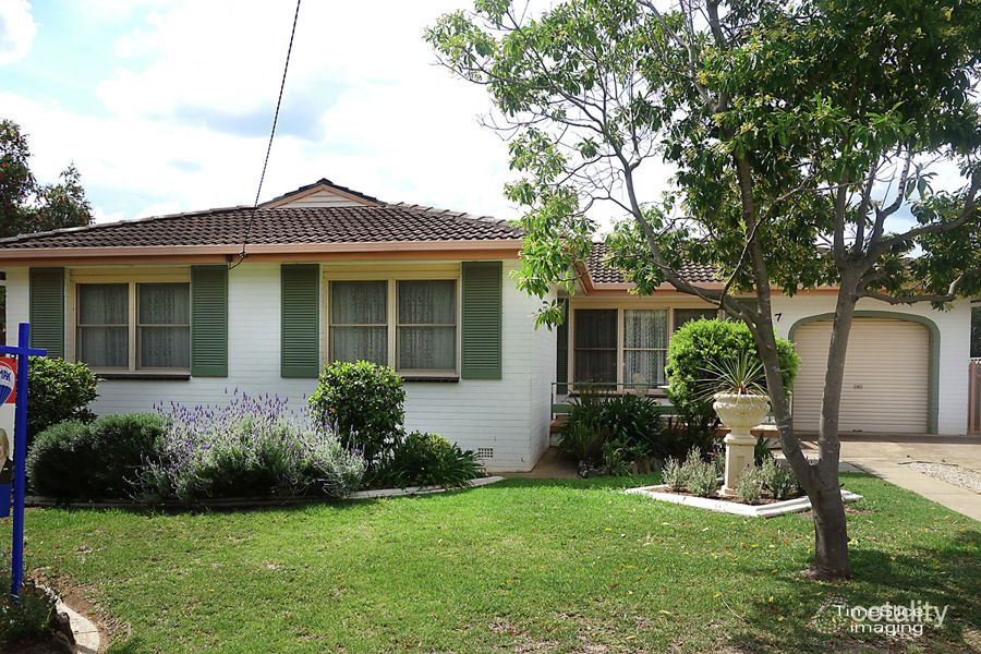 7 Fraser St, Mount Austin, NSW 2650