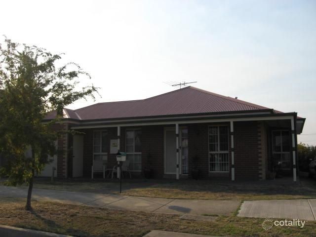 1/2 Cowper Cres, Sunbury, VIC 3429