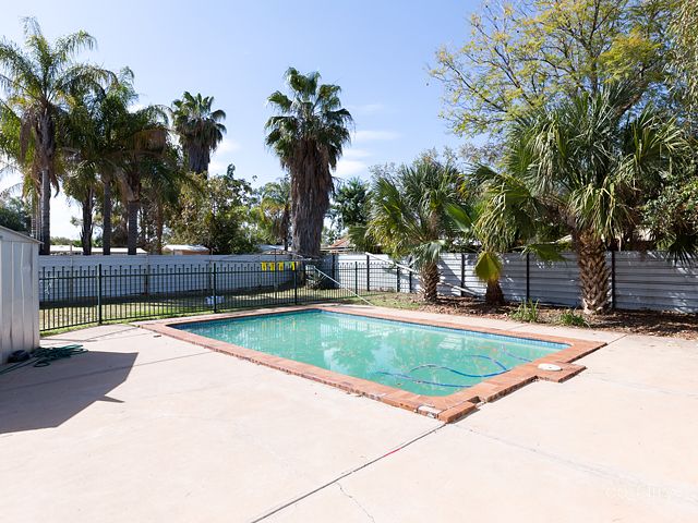 4 Saltbush Ct, Sadadeen, NT 0870