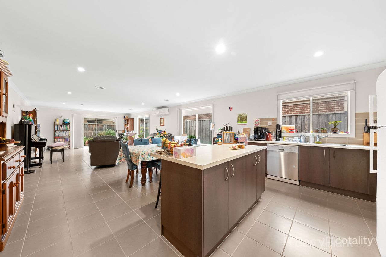 88 Fallingwater Dr, Pakenham, VIC 3810