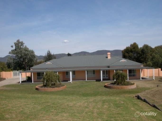 9 Robert Hoddle Gr, Bombira, NSW 2850