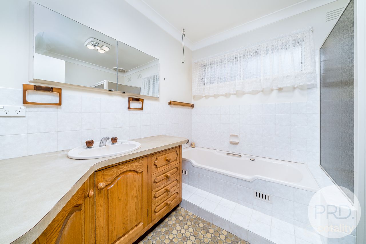 12 Wilks Ave, Kooringal, NSW 2650