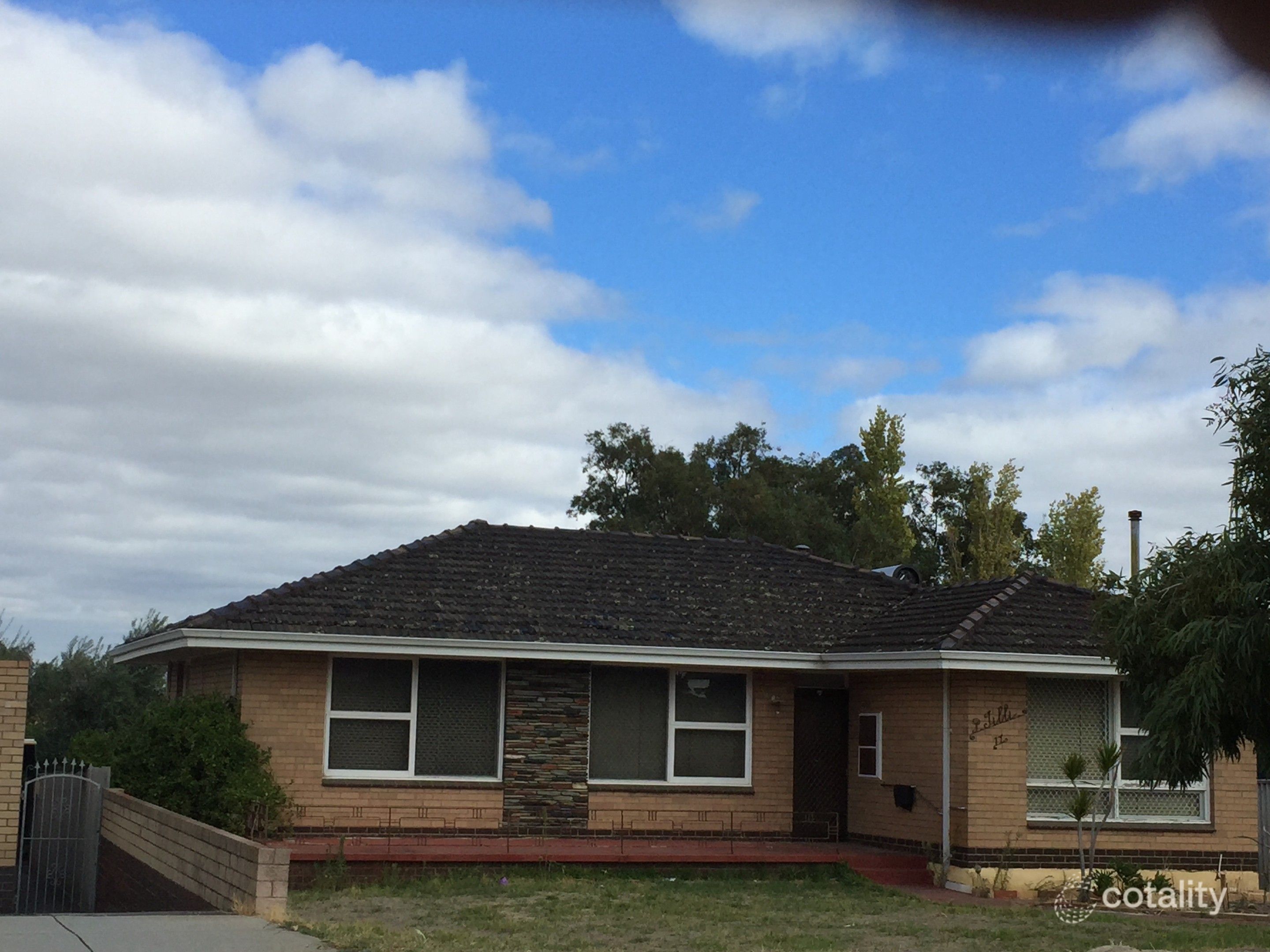 17 Stephen St, Queens Park, WA 6107