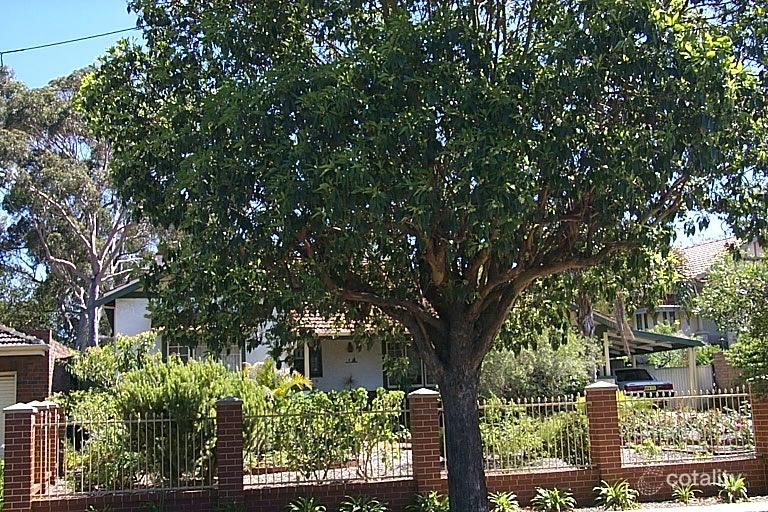 4 Dumbarton Cres, Menora, WA 6050