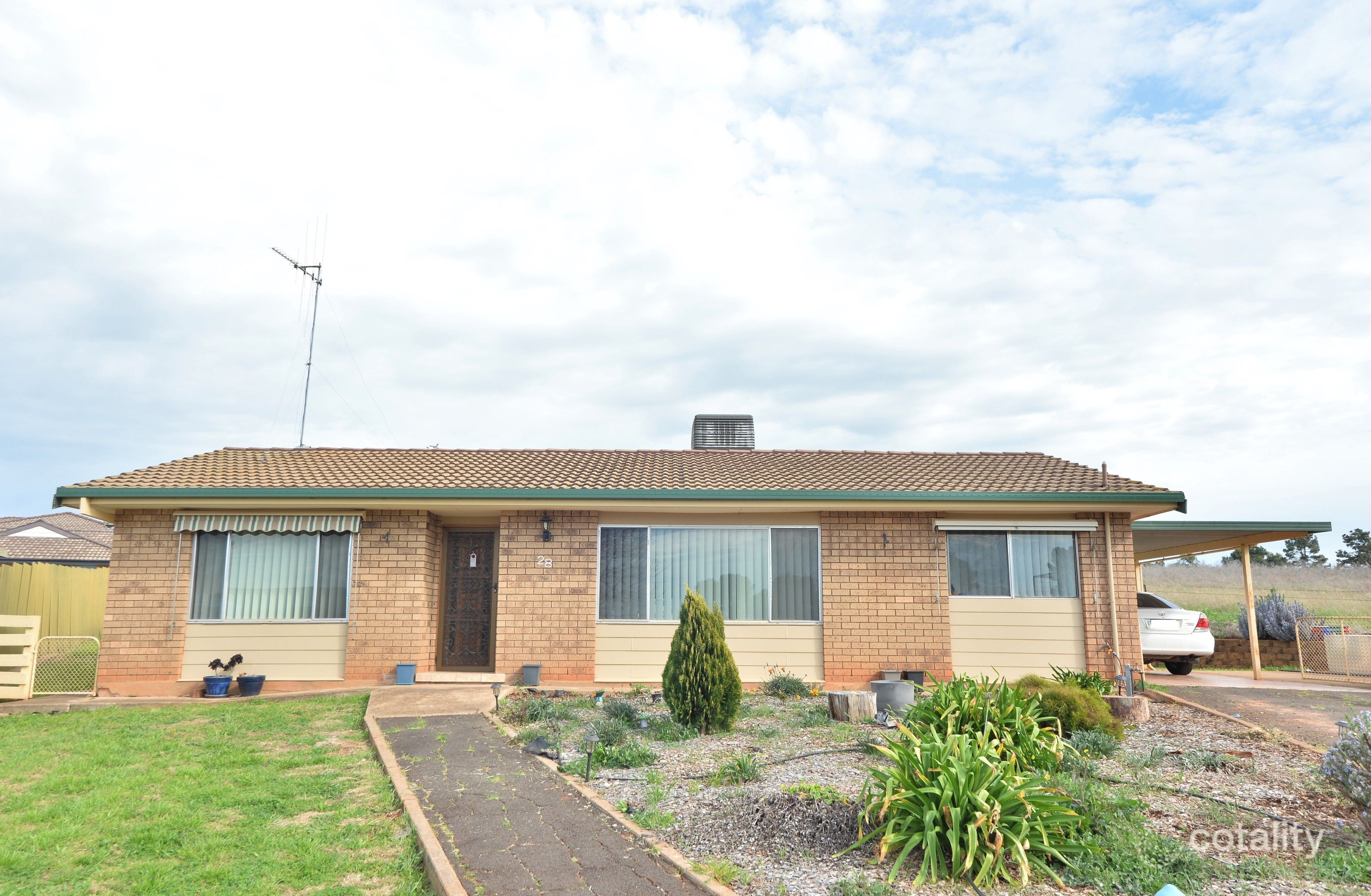 28 Hamilton Rd, Parkes, NSW 2870