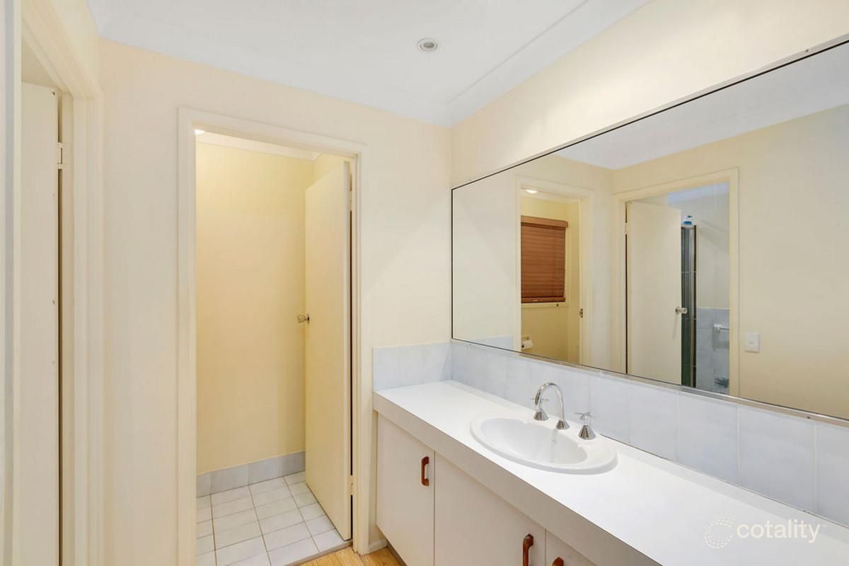 2/11 Balfour Cres, Highland Park, QLD 4211
