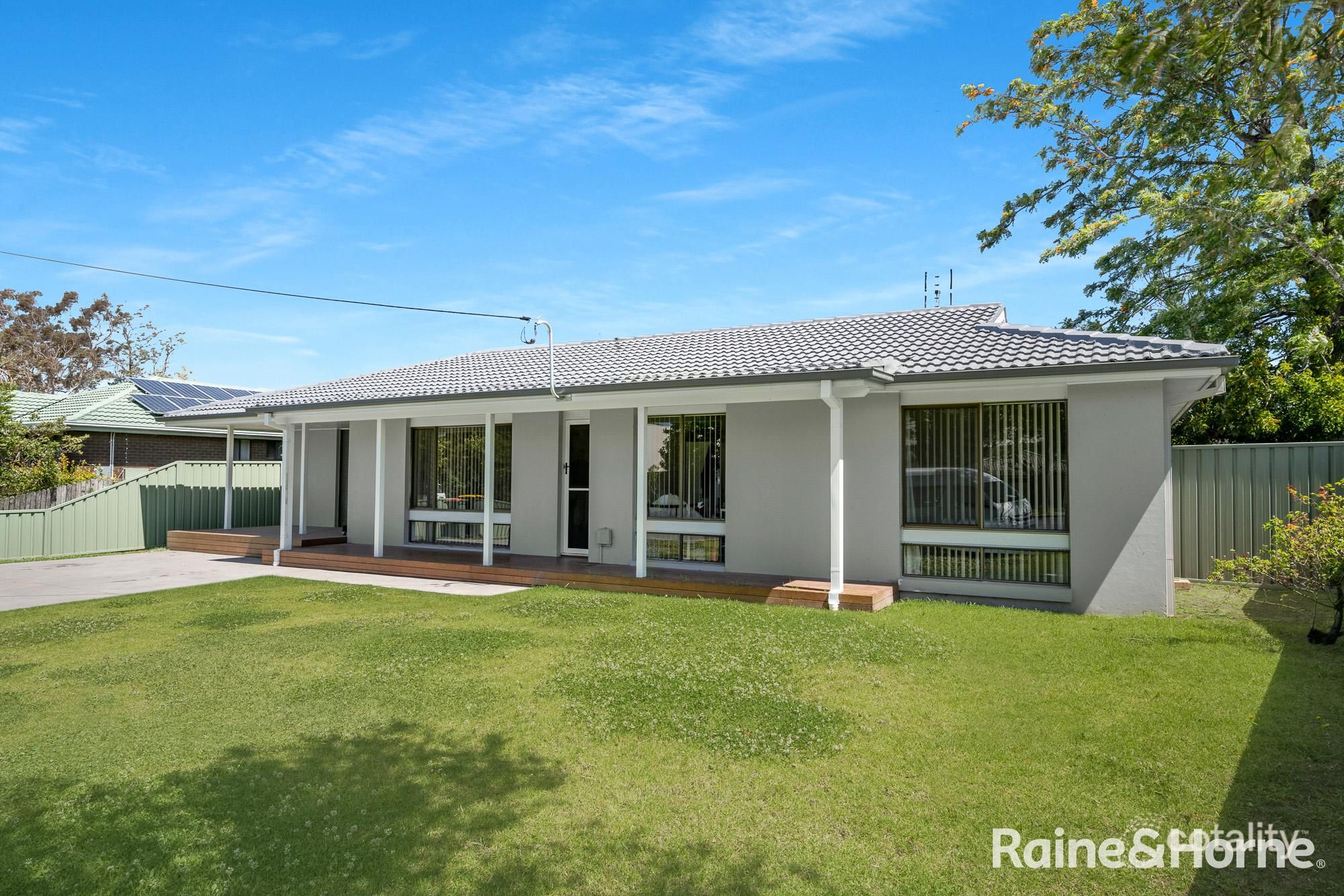 8 Camellia Gr, Bomaderry, NSW 2541
