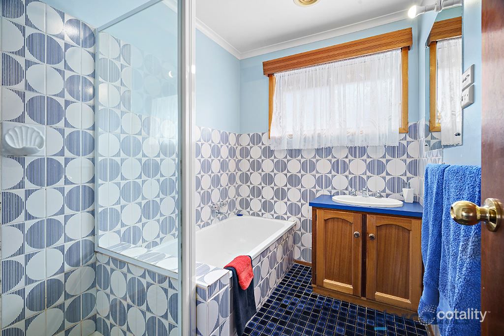 9 Charles Dr, Cardigan Village, VIC 3352