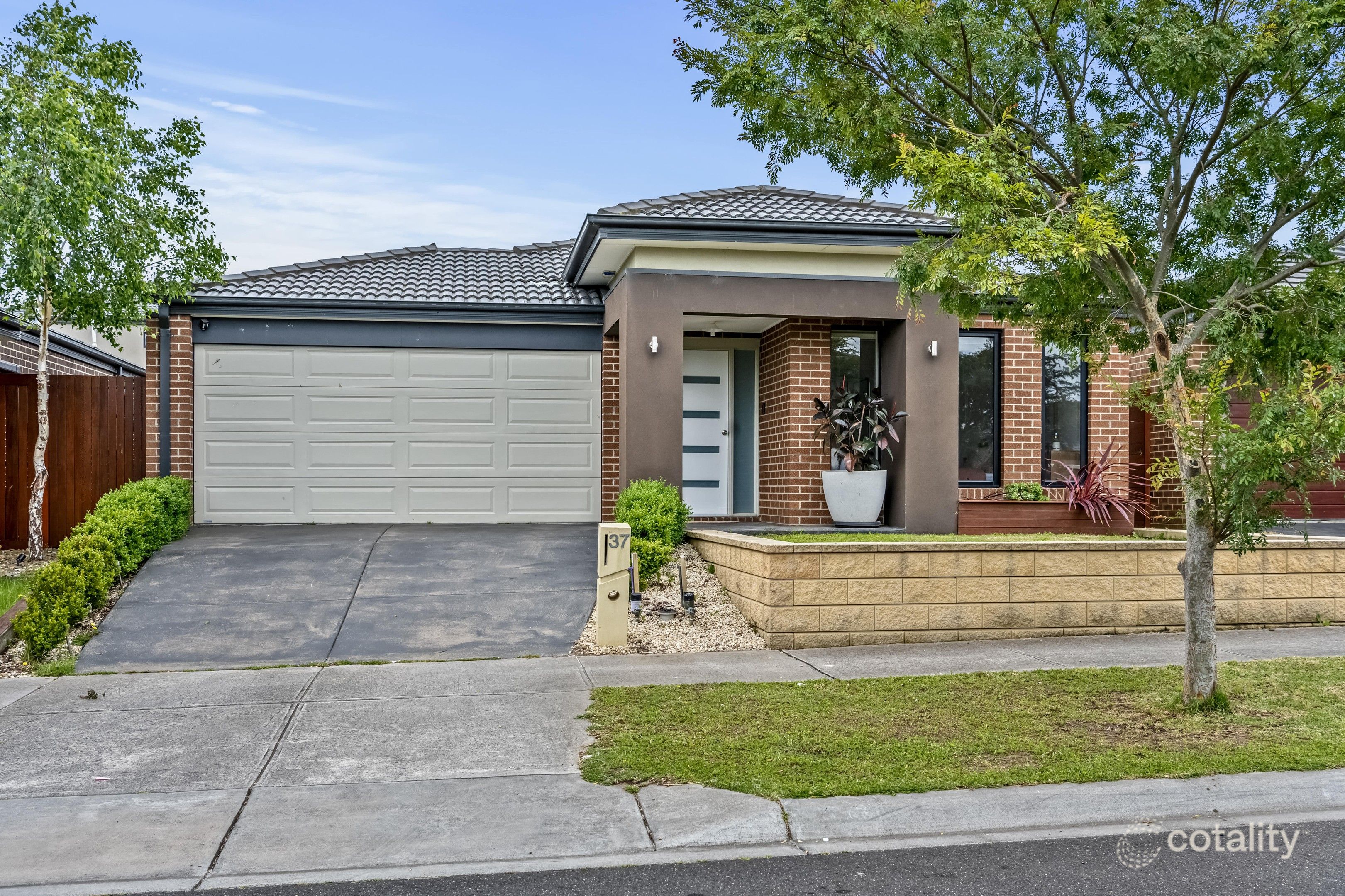 37 Mernoo Ave, Clyde North, VIC 3978