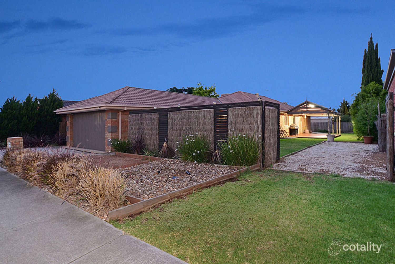 16 Delbridge Dr, Sydenham, VIC 3037