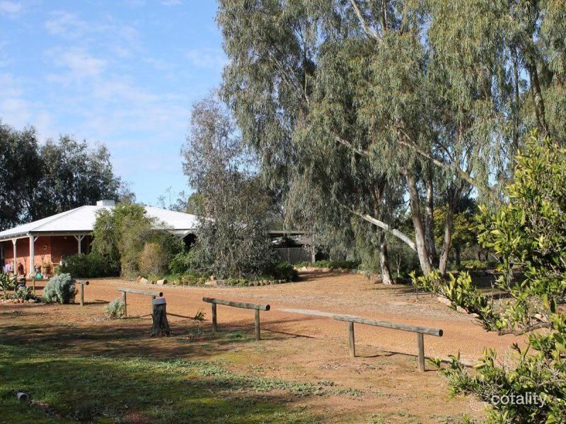 8 Ninth Rd, York, WA 6302