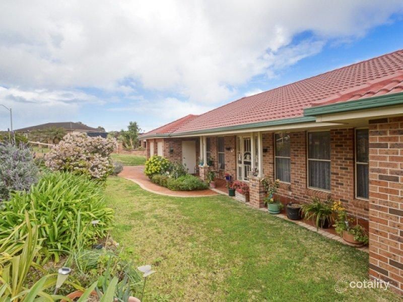 8 Robinia Gr, Garden Suburb, NSW 2289