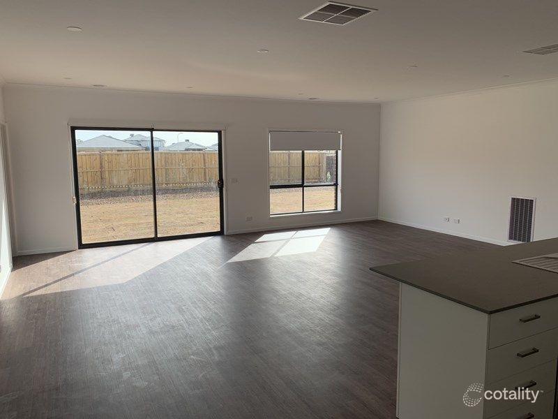 18 Pebblestone Cct, Clyde North, VIC 3978