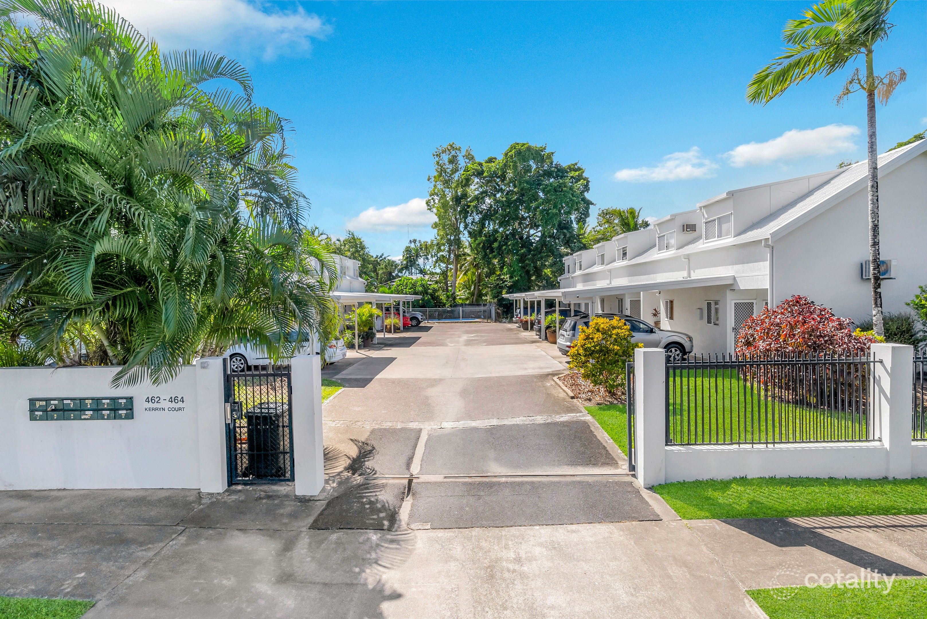 2/462-464 Mccoombe St, Mooroobool, QLD 4870