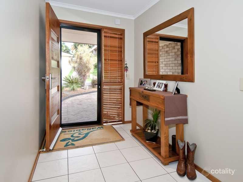 17 Wantana Cres, Edens Landing, QLD 4207