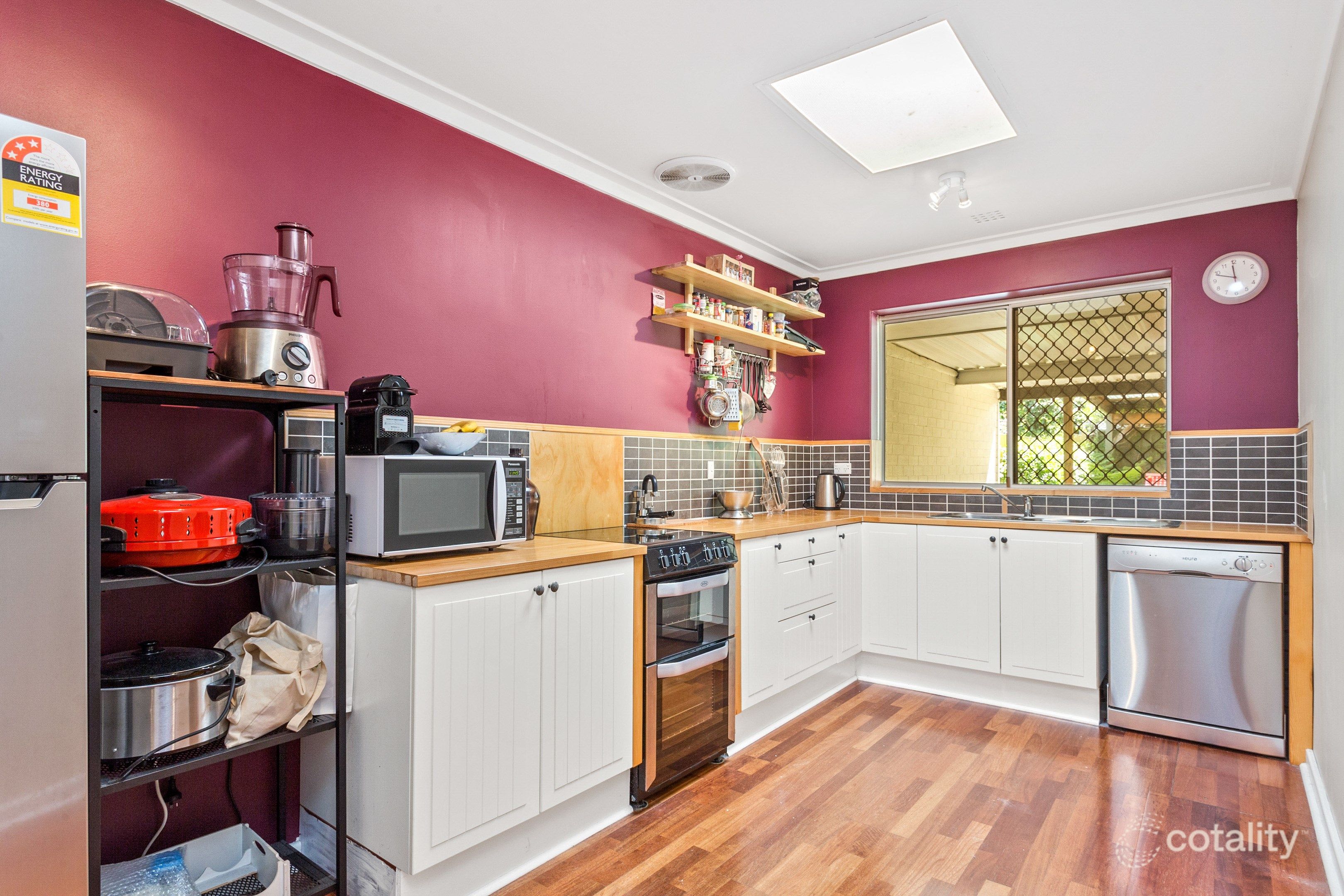 8b Phoenix Rd, Hamilton Hill, WA 6163