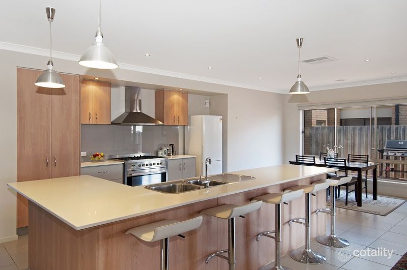4 St Austell Ct, Skye, VIC 3977