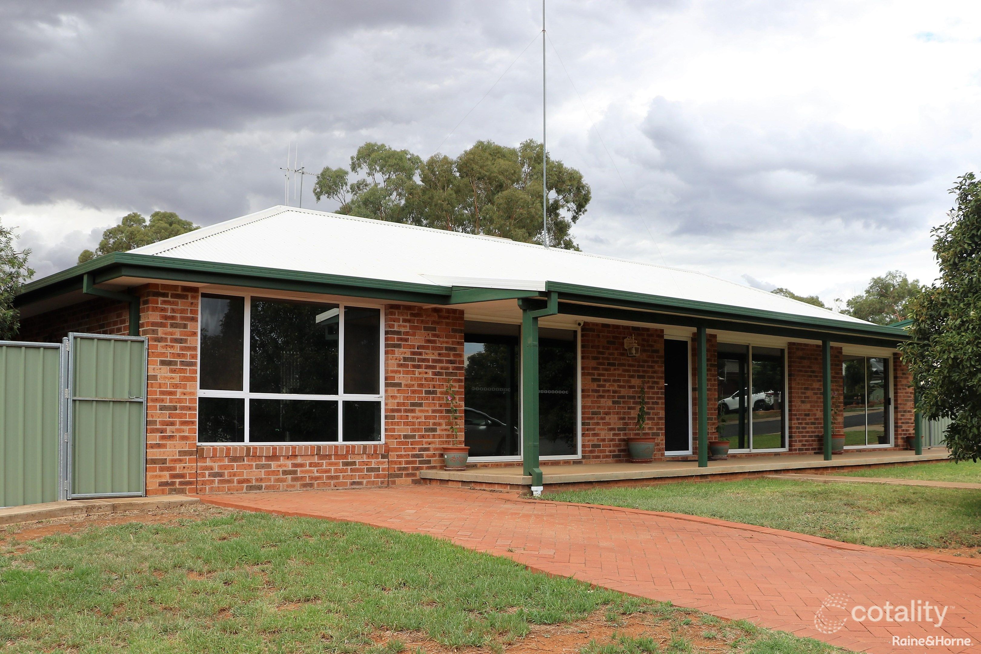 2 Banjo Pl, Parkes, NSW 2870