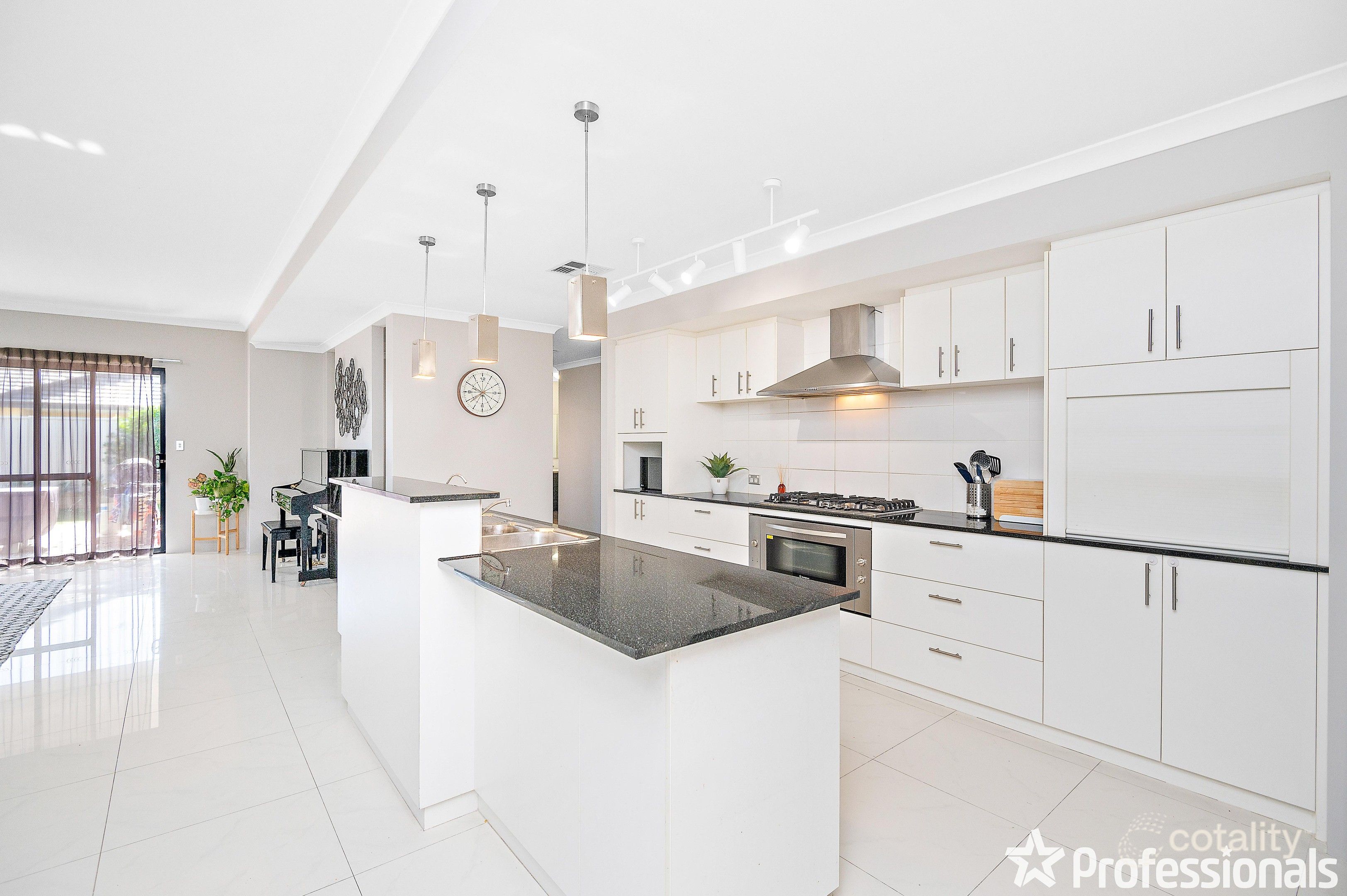 24 Bayonne Cnr, Piara Waters, WA 6112