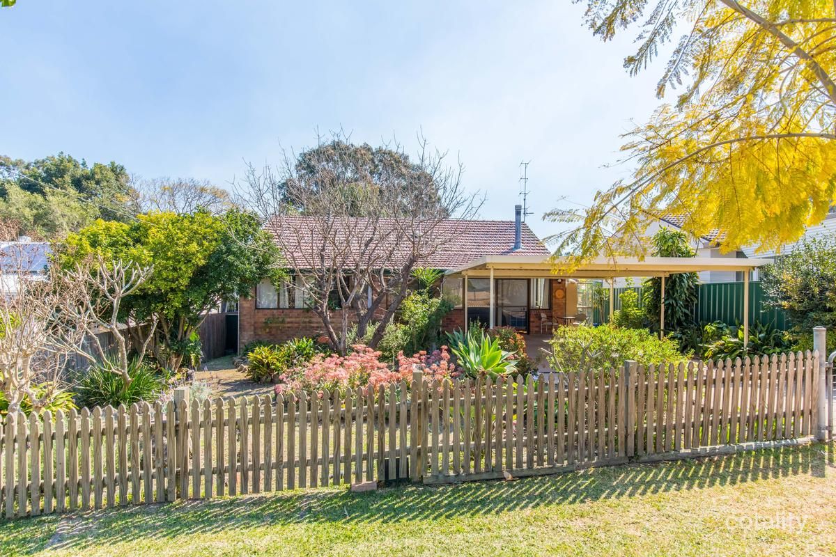 15 Lake Rd, Fennell Bay, NSW 2283