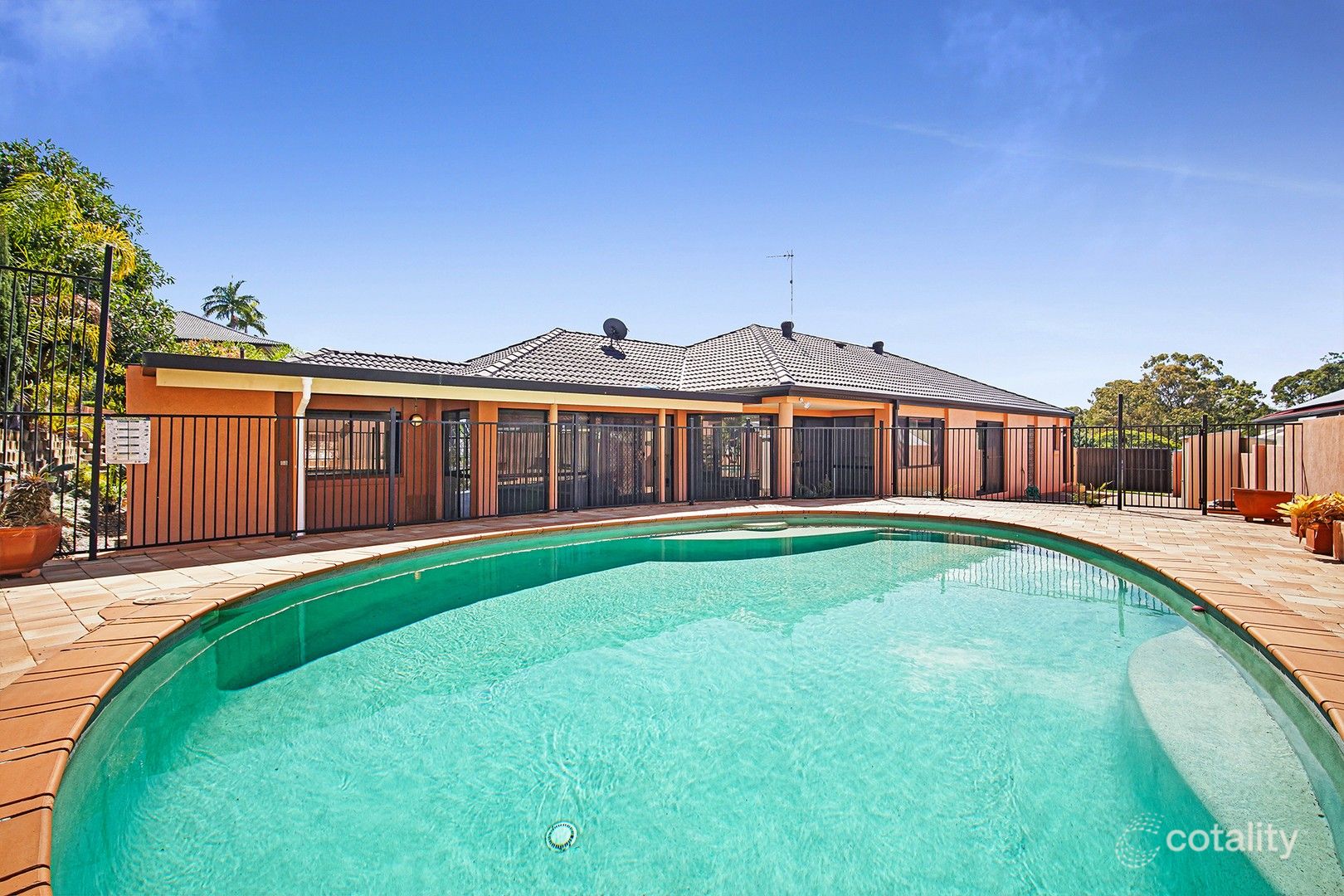 2 Neri Cres, Arundel, QLD 4214
