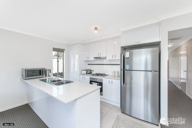 19 Renlik Cct, Cranbourne North, VIC 3977