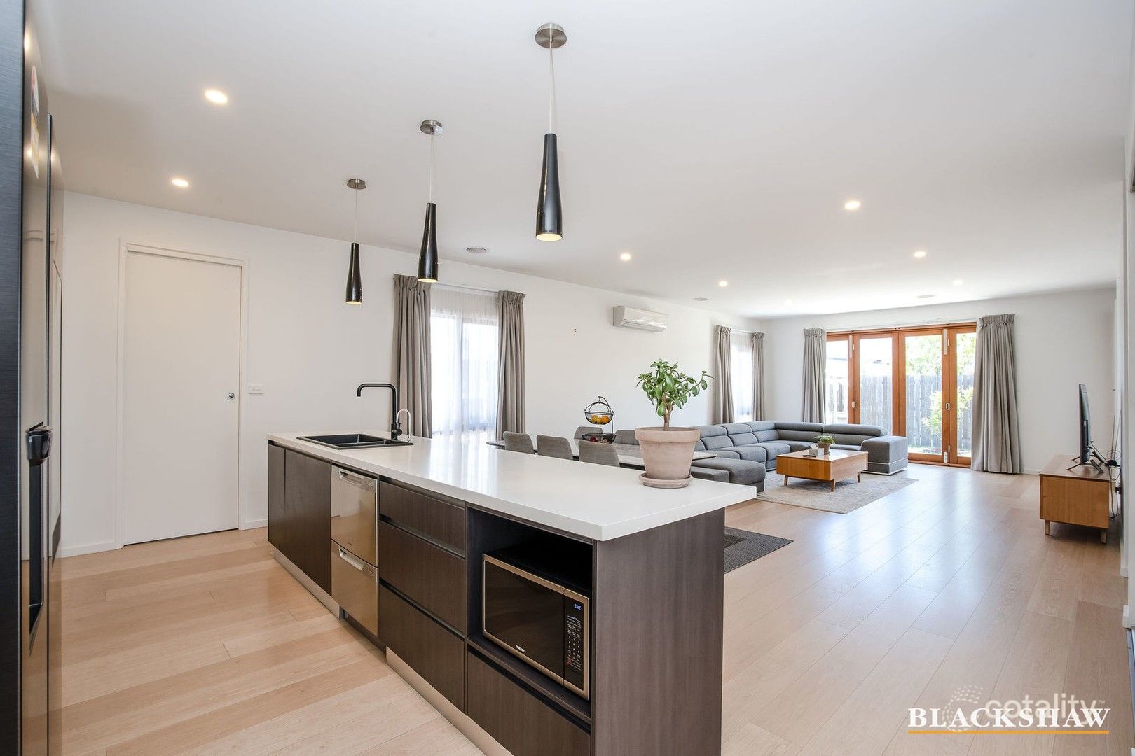 8 Utz St, Coombs, ACT 2611