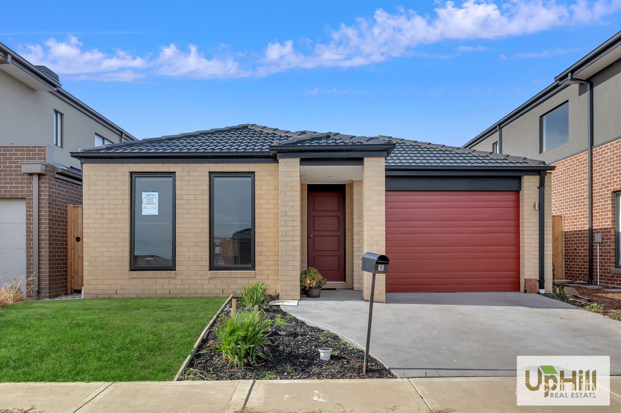 8 Dalziell Cres, Cranbourne North, VIC 3977
