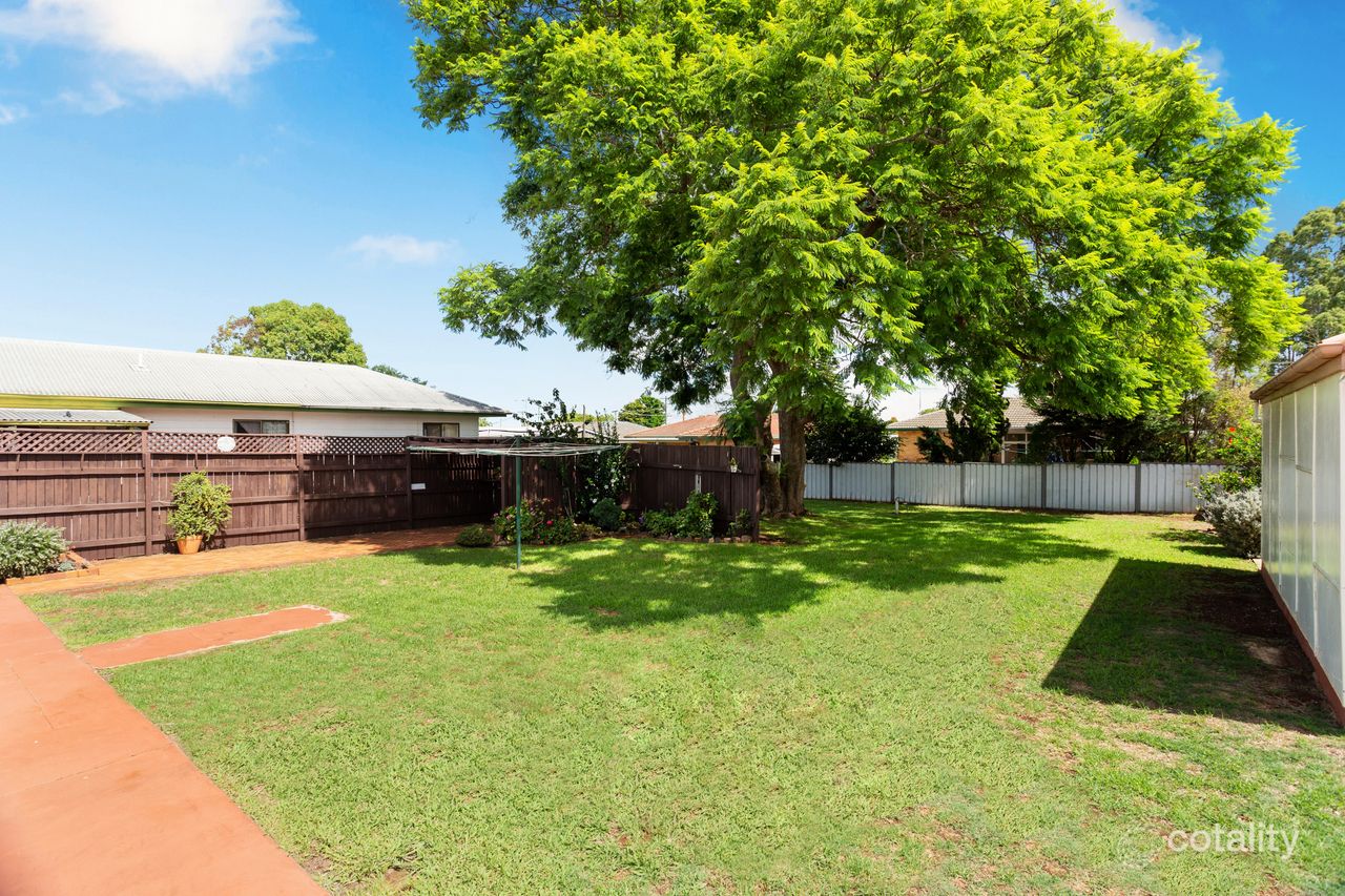 22 Welcombe Ave, Rockville, QLD 4350