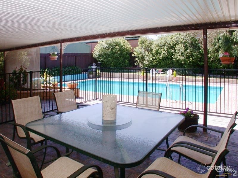 4 Adrian St, Christie Downs, SA 5164